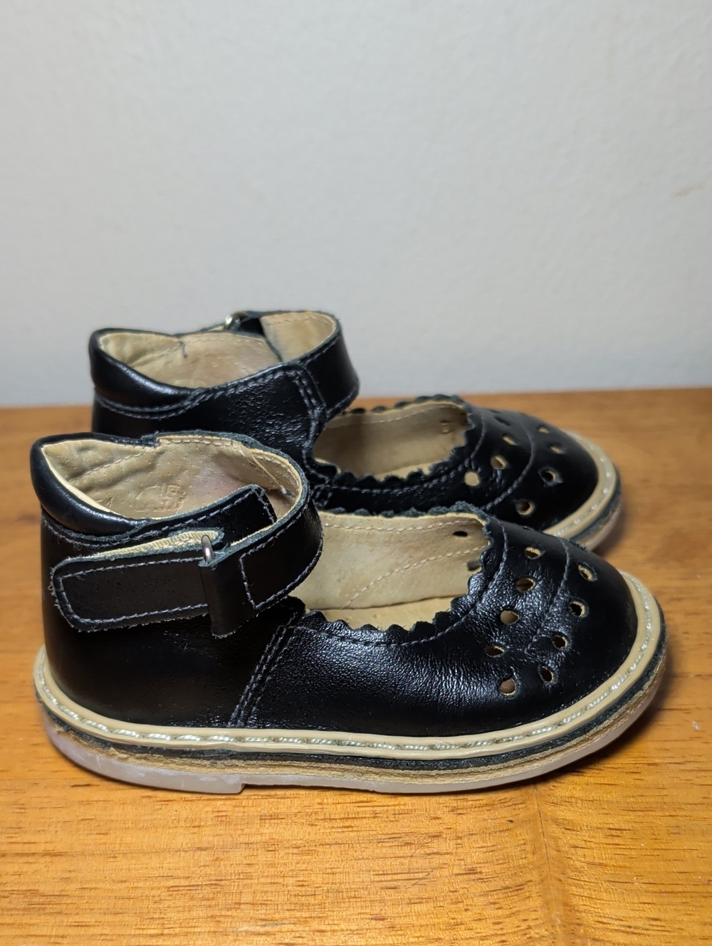Black Leather Mary Jane Shoes Perforated Scalloped Edges Hook & Loop Baby Girl 5 - Picture 4 of 6